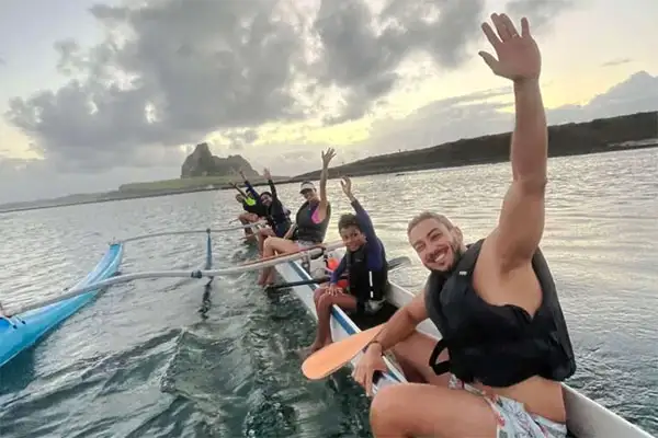 Passeio de Canoa Havaiana em Noronha