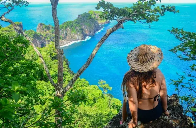 Fazer trilhas em Noronha