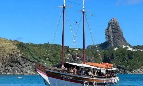 passeio de barco tradicional Fernando de Noronha