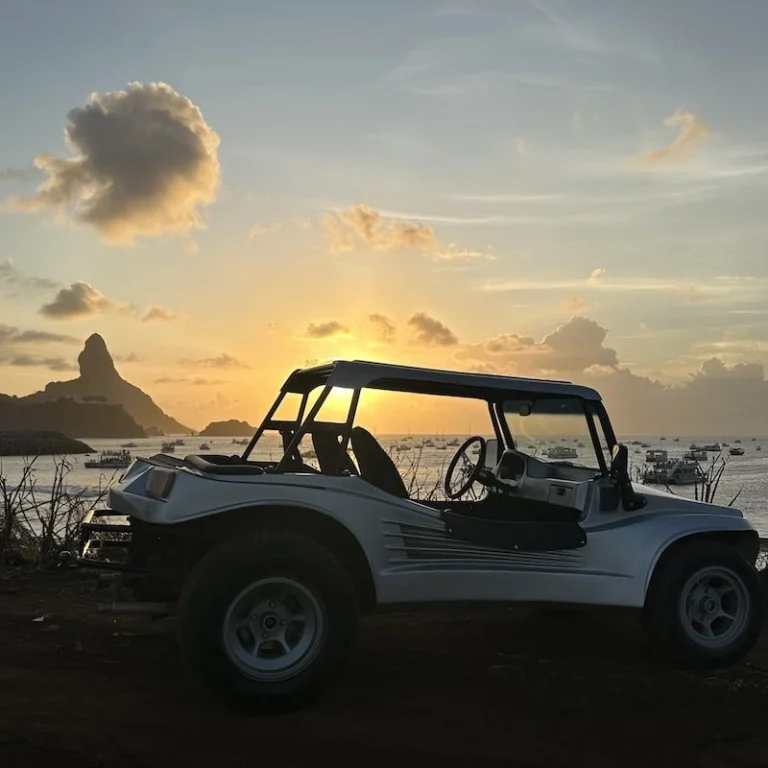 Buggy com morro do pico em Noronha