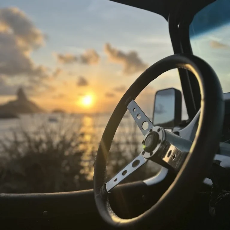 Volante de buggy no por do sol em Fernando de Noronha
