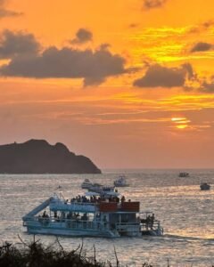 Sol se pondo durante Passeio de Barco Entardecer VIP em Noronha