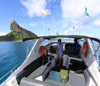 Área coberta - Passeio de Lancha em Fernando de Noronha - Lancha Luciana IL