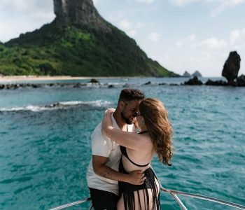 Casal durante Passeio privativo de lancha embarcação Maresia em Fernando de Noronha