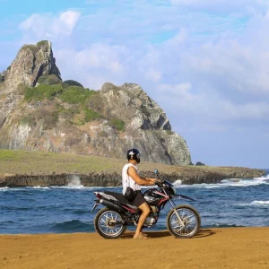 Como alugar moto em Noronha