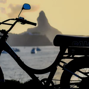 Conheça Noronha com uma bike elétrica