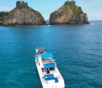 Lancha Maresia Noronha próxima do Morro dois Irmãos em Fernando de Noronha