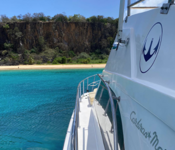 Lateral da lancha - Passeio de Lancha em Fernando de Noronha - Lancha Trovão dos Mares