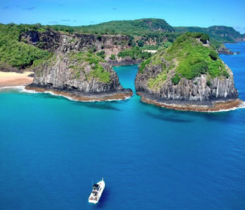 Morro dois irmãos - Passeio de Lancha em Fernando de Noronha - Lancha Trovão dos Mares
