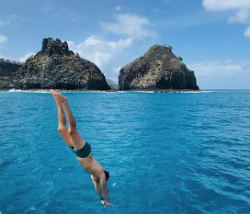 Salto durante Passeio de Lancha em Fernando de Noronha - Lancha Trovão dos Mares