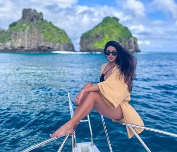 Turista durante Passeio privativo de lancha embarcação Maresia em Fernando de Noronha